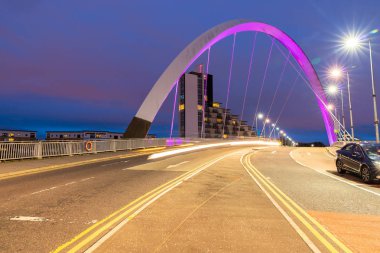 River Clyde günbatımı alacakaranlık boyunca Clyde Arc köprü Glasgow City İskoçya İngiltere