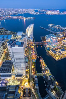 Hava kenti panoramik modern Yokohama şehir Japonya'da th akşam güneş battıktan sonra mavi saat. Yokohama nüfus tarafından Japonya'nın ikinci büyük kentidir.
