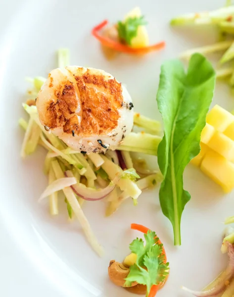 Seared Hokkaido Scallopes Spicy Mango Salad White Plate — Stock Photo, Image