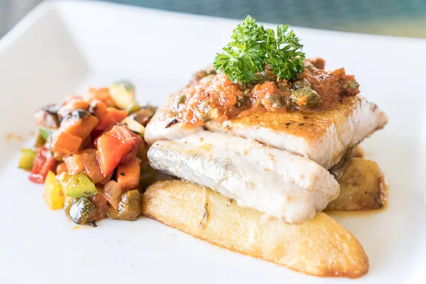 Peixes Marinhos Grelhados Com Vegetais Grelhados Batatas Fritas — Fotografia de Stock