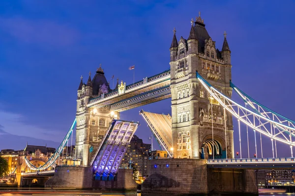 London Tower Bridge Yukarı Kaldırarak Günbatımı Alacakaranlıkta Londra Ngiltere — Stok fotoğraf