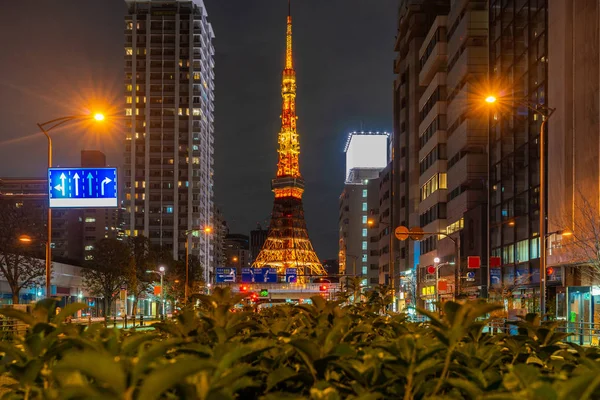 みな区の東京スカイライン都市景観と夕暮れ時の東京タワー 東京タワーは 有名なランドマーク高さ 332 日本で 番目に高いタワー — ストック写真