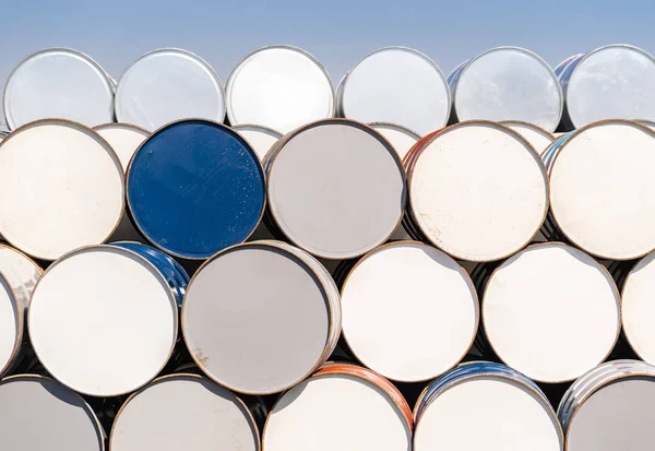 Indústria Barris Metal Químico Petróleo Empilhados Depósito Lixo Tanque Recipiente — Fotografia de Stock