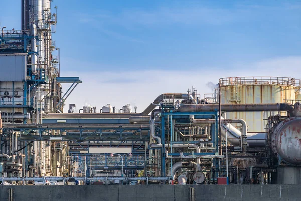 Fábrica Petroquímica Petróleo Con Almacenamiento Gas Estructura Gasoducto Con Humo —  Fotos de Stock