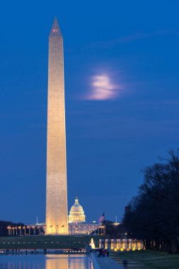 Gün batımında Lincoln Anıtı'ndan yeni yansıtan havuzda Washington Anıtı. Washington Dc Amerika Birleşik Devletleri