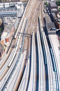 Tren yolu ve tren istasyonuna Londra İngiltere'de havadan görünümü