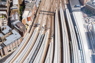 Tren yolu ve tren istasyonuna Londra İngiltere'de havadan görünümü