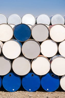 Tokyo yakınlarındaki Kawasaki şehrinin atık deposu ve konteynırında birikmiş endüstriyel yağ kimyasal metal varilleri.