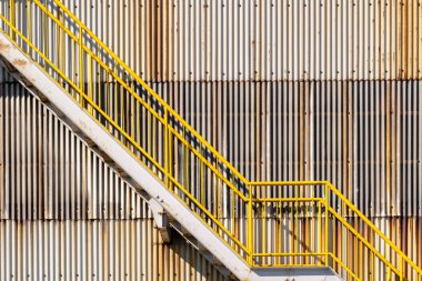 Dış metal depo duvar levha ve çıkış merdiven ateş