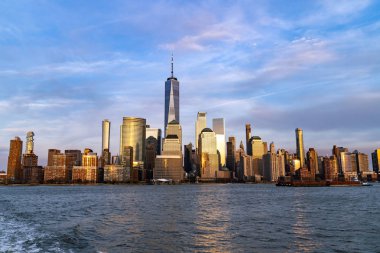 New Jersey gün batımında New York şehir Manhattan silueti şehir manzarası. 