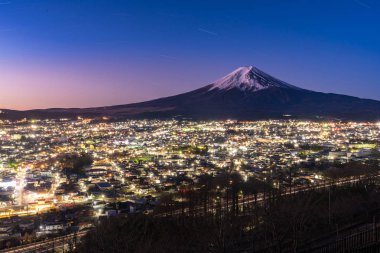 Fuji Dağı ve Fujiyoshida şehir gündoğumu panorama