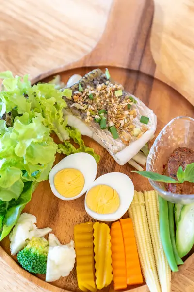 갈갈랄 유기농 반죽과 유기농 야채와 계란으로 농어입니다 타이의 건강에 — 스톡 사진