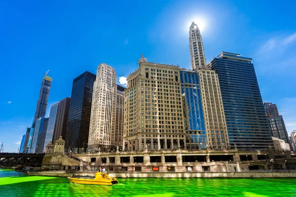 Gedung Chicago Skylines Sepanjang Sungai Pewarna Hijau Chicago River Pada — Stok Foto