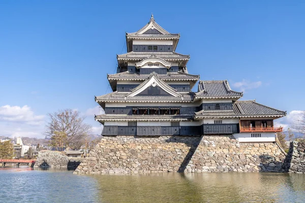 冬の長野県松本市の青空を背景に 松本城 松本城は日本の古城で クロウ城 と呼ばれています — ストック写真