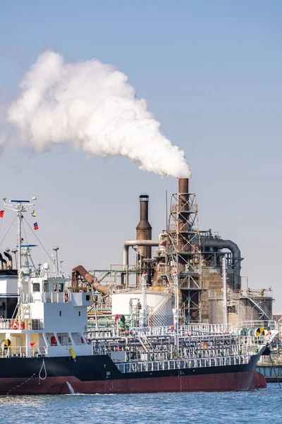 Fábrica Petroquímica Petróleo Con Almacenamiento Gas Estructura Gasoducto Con Humo — Foto de Stock