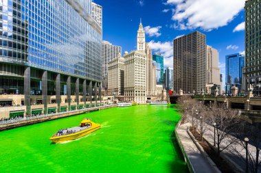 Chicago Downtown Il Abd St Patrick günü festivali üzerinde Chicago Nehri yeşil boyama nehri boyunca Chicago Skylines bina