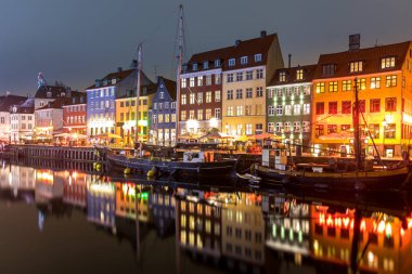 Kopenhag Nyhavn, Kopenhag 'ın yeni limanı, geceleyin Danimarka' da