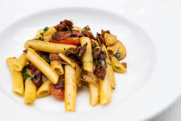 スパゲッティ アリオ オリオ ドライチリとベーコンのパスタ イタリア料理 — ストック写真