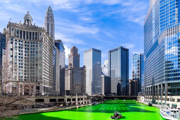 シカゴ ダウンタウン ウサのセント パトリック フェスティバルで シカゴ川の緑色染色川沿いに建設されるシカゴ スカイラインズ — ストック写真