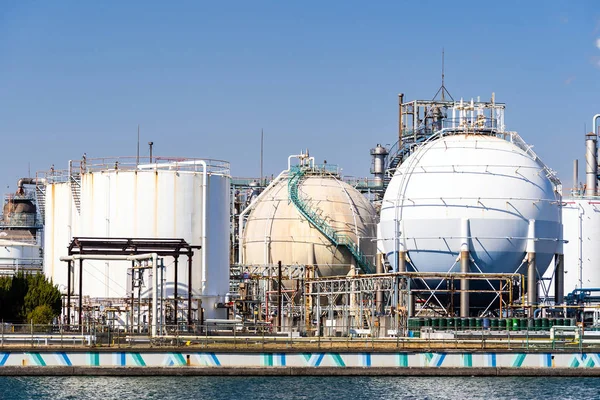 Fábrica Petroquímica Petróleo Con Almacenamiento Gas Estructura Gasoducto Con Humo —  Fotos de Stock