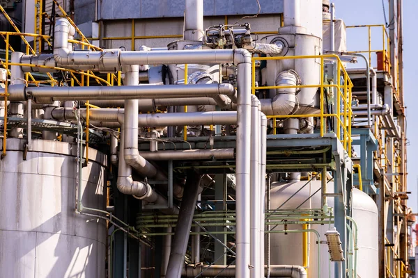 Aardolie Petrochemische Fabriek Met Gasopslag Pijpleidingsstructuur Met Rook Uit Schoorsteen — Stockfoto