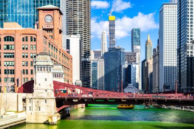 Chicago Downtown Il Abd St Patrick günü festivali üzerinde Chicago Nehri yeşil boyama nehri boyunca Chicago Skylines bina