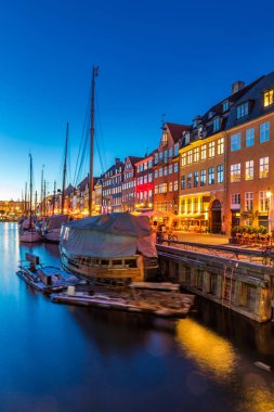 Kopenhag Nyhavn, Kopenhag 'ın yeni limanı, geceleyin Danimarka' da