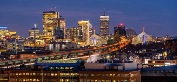 波士顿城市景观与高速公路小径到波士顿马乌萨在晚上 — 图库照片