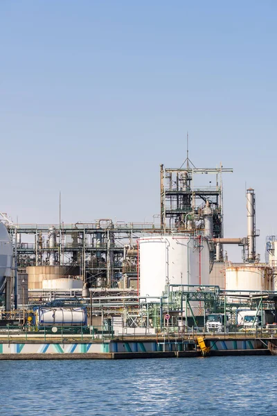 Aardolie Petrochemische Fabriek Met Gasopslag Pijpleidingsstructuur Met Rook Uit Schoorsteen — Stockfoto