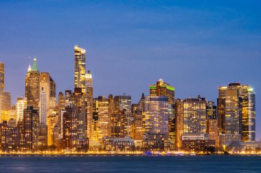 New Jersey gün batımında New York şehir Manhattan silueti şehir manzarası. 