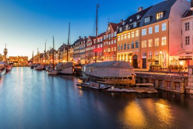 Kopenhag Nyhavn, Kopenhag 'ın yeni limanı, geceleyin Danimarka' da