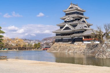 Matsumoto kalesi kışın Nagano 'nun Matsumoto şehrinde mavi gökyüzüne karşı. Matsumoto Kalesi, Japonya 'da tarihi bir kaledir. Lakabı Karga Kalesi' dir..
