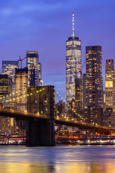 ニューヨーク州ニューヨーク市に向けて ロウアー マンハッタンの超高層ビルが立ち上がったブルックリン橋 — ストック写真