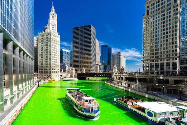 Chicago Skylines Edificio Largo Río Teñido Verde Del Río Chicago — Foto de Stock