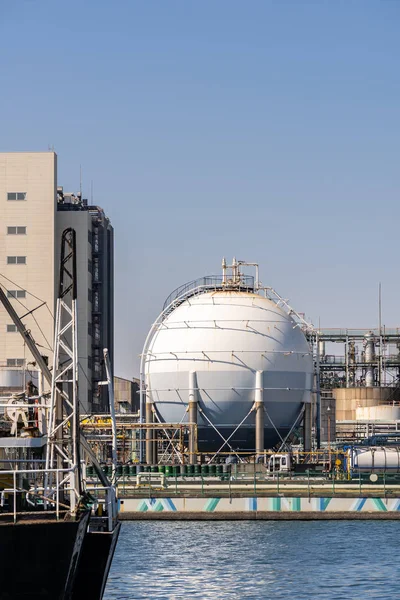 Aardolie Petrochemische Fabriek Met Gasopslag Pijpleidingsstructuur Met Rook Uit Schoorsteen — Stockfoto