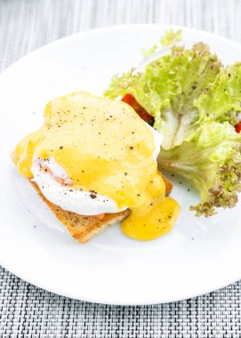 beyaz tabakta gurme Somon yumurta benedict