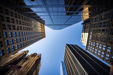New York'taki gökdelenlerin düşük açılı görünümünün bulanık arka planı