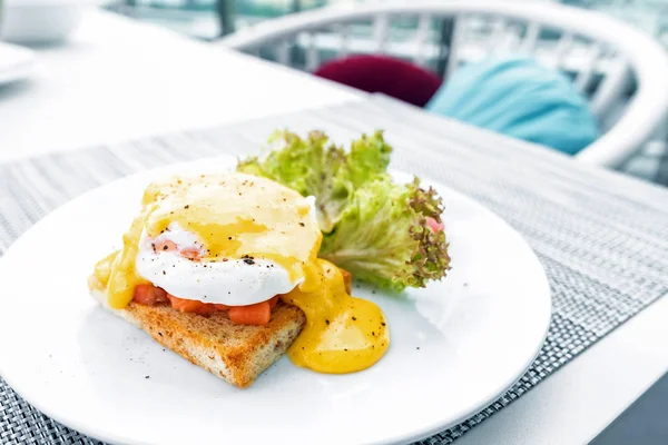 Gourmet Lachs Segen Weißem Teller — Stockfoto