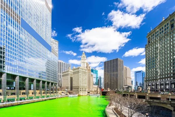 Чикаго Skylines Будівництво Уздовж Зеленої Забарвлення Річки Чикаго День Святого — стокове фото