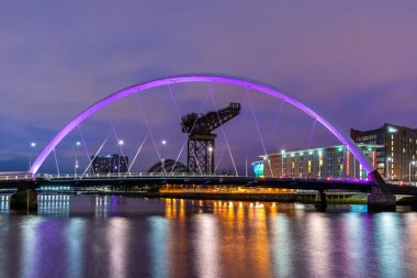 River Clyde günbatımı alacakaranlık boyunca Clyde Arc köprü Glasgow City İskoçya İngiltere
