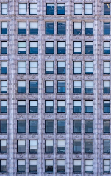 都市の抽象的な 反射と色のビジネスセンターオフィスビルの窓のファサード — ストック写真