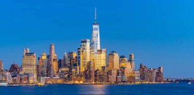 New York şehir Aşağı Manhattan siluetşehir manzarası New Jersey alacakaranlıkta.