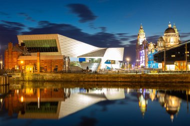 İskele baş ve alber dock günbatımı alacakaranlıkta, Liverpool İngiltere İngiltere, Liverpool manzarası binalar.