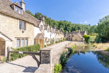 Cotswolds İngiltere'de Castle Combe köy