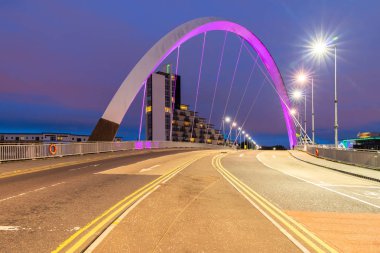 River Clyde günbatımı alacakaranlık boyunca Clyde Arc köprü Glasgow City İskoçya İngiltere