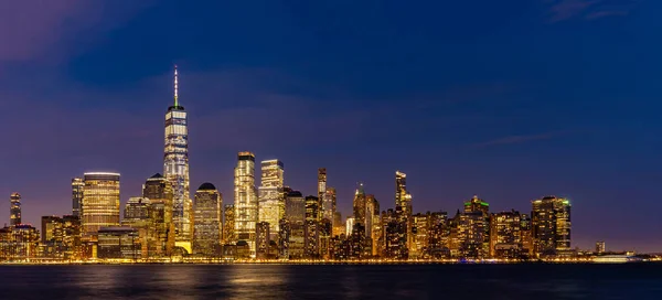 ニュージャージー州から夕暮れ時のニューヨーク市ロウアーマンハッタンのスカイライン都市景観 — ストック写真