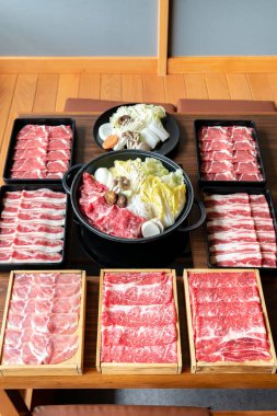 Japon wagyu bifteği ve Kurobuta domuz eti Sukiyaki pişirmeye hazır.