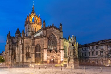 Edinburgh Kraliyet Mil Katedrali 'ndeki Aziz Giles Katedrali. Eski kasaba Cityscape, gün batımında, Edinburgh, İskoçya İngiltere