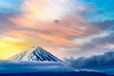 Kawaguchiko Fujiyoshida kasabasında Mt.Fuji güzel şafak gündoğumu 