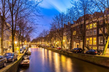 Hollanda Amsterdam kanalları ve Aziz Nikolaos Kilisesi-alacakaranlıkta